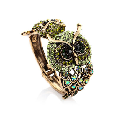 This vintage bangle cuff bracelet features mother and baby double owl design paved with twinkling rhinestones.Hinged design on the linked point made the Rhinestone Vintage Double Gold Owl Bracelet Bangle Cuff easy to wear on and take off.